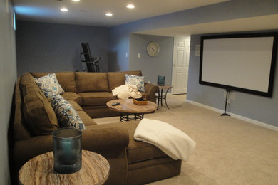 Modelo de cine en casa tradicional grande con paredes grises, moqueta y suelo beige