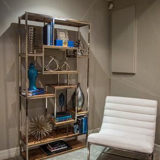 Aménagement d'un sous-sol classique enterré et de taille moyenne avec un mur gris, moquette et aucune cheminée.