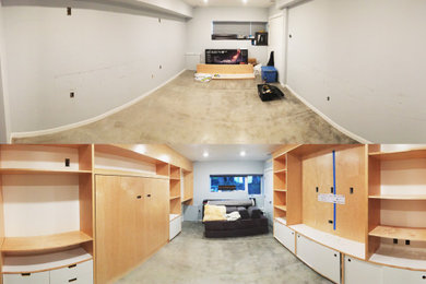 Ejemplo de sótano minimalista grande con suelo de cemento, suelo gris y panelado