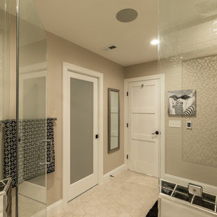 Inspiration pour un grand sous-sol design donnant sur l'extérieur avec salle de cinéma, une cheminée standard, un sol marron, un plafond décaissé et boiseries.