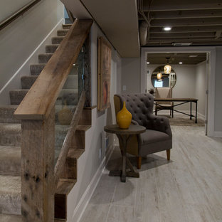 Idee per una grande taverna country interrata con pareti grigie, parquet chiaro e pavimento grigio