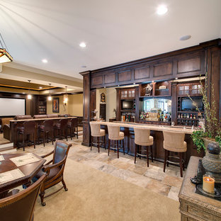 Cette image montre un sous-sol traditionnel enterré avec un mur beige, un sol beige et un bar de salon.