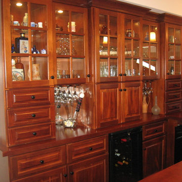 Traditional Mahoghany Basement Bar