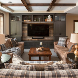 Aménagement d'un sous-sol classique semi-enterré avec un mur beige, moquette, aucune cheminée et un sol beige.