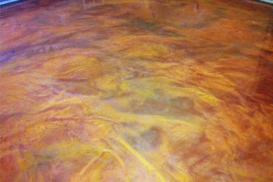 Foto de sótano en el subsuelo tradicional de tamaño medio con paredes amarillas y suelo de cemento