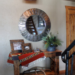Inspiration pour un sous-sol sud-ouest américain enterré et de taille moyenne avec un mur beige et moquette.