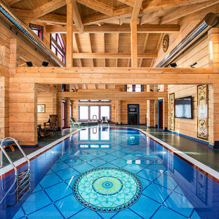 Imagen de piscina campestre interior y rectangular