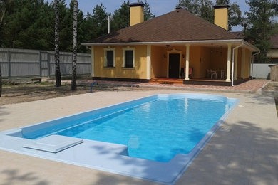 На фото: бассейн среднего размера, произвольной формы на боковом дворе