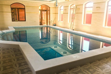 Свежая идея для дизайна: бассейн произвольной формы в доме в современном стиле - отличное фото интерьера