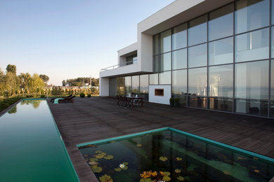 Foto de casa de la piscina y piscina natural contemporánea de tamaño medio rectangular en patio con suelo de baldosas