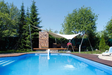 На фото: маленький бассейн на заднем дворе в современном стиле для на участке и в саду