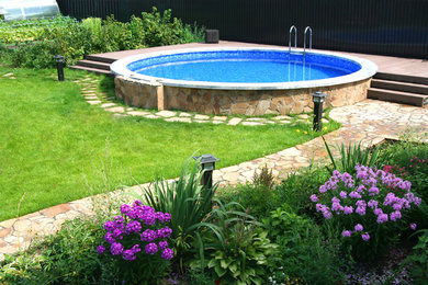 На фото: маленький круглый бассейн на внутреннем дворе в современном стиле для на участке и в саду