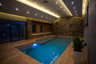 Modelo de piscina natural grande interior y rectangular