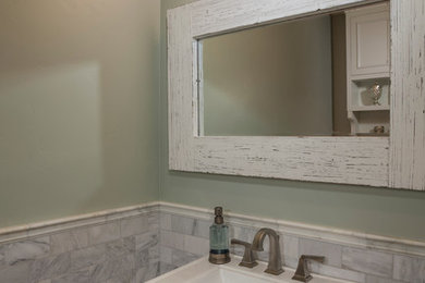 ソルトレイクシティにある小さなトラディショナルスタイルのおしゃれな浴室 (ペデスタルシンク、グレーのタイル、石タイル、緑の壁) の写真