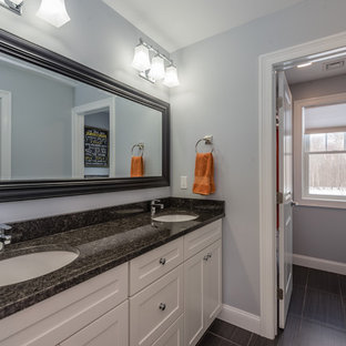 Mittelgroßes Klassisches Duschbad mit Schrankfronten im Shaker-Stil, weißen Schränken, Badewanne in Nische, Duschbadewanne, Wandtoilette mit Spülkasten, grauer Wandfarbe, Unterbauwaschbecken, Granit-Waschbecken/Waschtisch, Duschvorhang-Duschabtrennung, Vinylboden und schwarzem Boden in New York