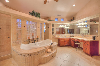 Ejemplo de cuarto de baño principal campestre grande con armarios estilo shaker, puertas de armario de madera oscura, baldosas y/o azulejos beige, paredes beige y encimera de azulejos