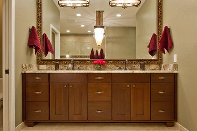 Bild på ett stort vintage en-suite badrum, med möbel-liknande, skåp i mörkt trä, en öppen dusch, glaskakel, beige väggar, klinkergolv i porslin, ett undermonterad handfat, granitbänkskiva, beige kakel, beiget golv och med dusch som är öppen