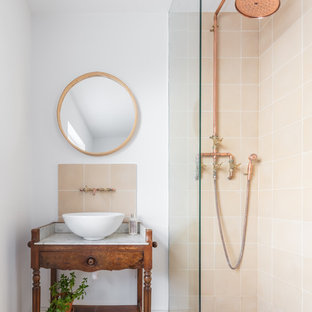 Idéer för att renovera ett vintage vit vitt badrum med dusch, med möbel-liknande, skåp i mellenmörkt trä, en hörndusch, beige kakel, vita väggar, ljust trägolv, ett fristående handfat, marmorbänkskiva, beiget golv och med dusch som är öppen