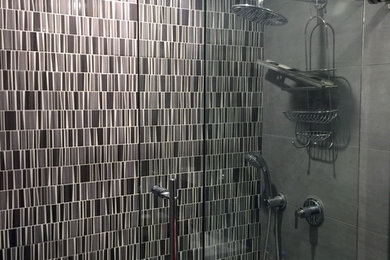 Imagen de cuarto de baño principal actual de tamaño medio con lavabo suspendido, encimera de azulejos, bañera encastrada, baldosas y/o azulejos grises, baldosas y/o azulejos de porcelana y paredes grises