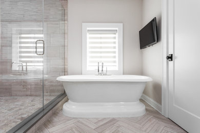 Foto de cuarto de baño principal minimalista grande con bañera exenta, ducha doble y paredes blancas