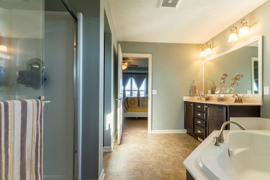 Diseño de cuarto de baño contemporáneo grande con encimera de granito, bañera esquinera, baldosas y/o azulejos beige, baldosas y/o azulejos de piedra, paredes verdes y suelo de baldosas de cerámica
