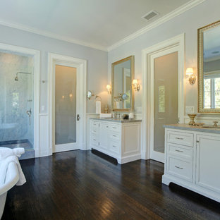 Immagine di una stanza da bagno classica con vasca freestanding, parquet scuro e toilette