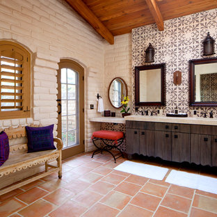Immagine di una stanza da bagno american style di medie dimensioni con ante lisce, doccia alcova, lavabo sottopiano e ante in legno bruno