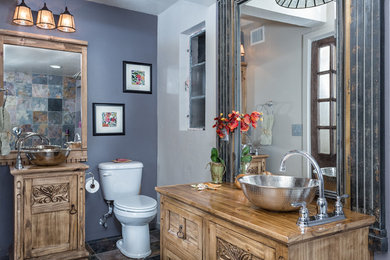 Foto de cuarto de baño principal de estilo americano de tamaño medio con armarios tipo mueble, puertas de armario de madera clara y encimera de madera