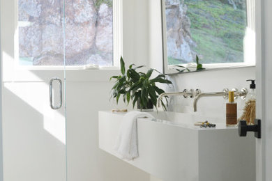 Ejemplo de cuarto de baño contemporáneo de tamaño medio con armarios abiertos, puertas de armario blancas y aseo y ducha