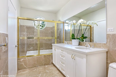 Klassisches Badezimmer mit verzierten Schränken, Duschbadewanne, Marmorfliesen, weißer Wandfarbe, Marmorboden, Waschtischkonsole, weißem Boden und Schiebetür-Duschabtrennung in Miami