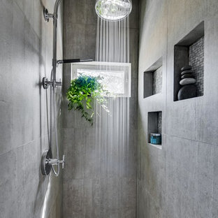 Esempio di una stanza da bagno padronale moderna di medie dimensioni con ante lisce, ante in legno scuro, doccia alcova, WC monopezzo, piastrelle grigie, piastrelle di cemento, pareti grigie, pavimento con piastrelle in ceramica e lavabo integrato