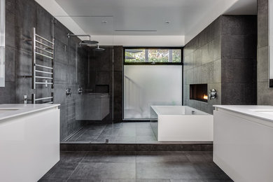 Diseño de cuarto de baño principal contemporáneo con bañera exenta, ducha doble, paredes grises y ducha abierta