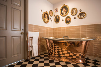 Foto de cuarto de baño clásico con bañera exenta