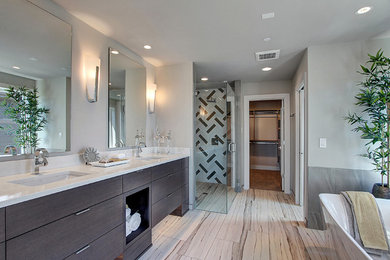 На фото: огромная главная ванная комната в современном стиле с плоскими фасадами, темными деревянными фасадами, отдельно стоящей ванной, душем в нише, раздельным унитазом, черно-белой плиткой, керамогранитной плиткой, бежевыми стенами, полом из керамогранита, врезной раковиной, столешницей из кварцита, бежевым полом, душем с распашными дверями и белой столешницей