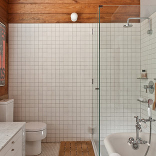 Aménagement d'une petit salle de bain principale contemporaine avec un placard à porte plane, des portes de placard blanches, un plan de toilette en marbre, une baignoire sur pieds, une douche d'angle, un WC à poser, un carrelage blanc, des carreaux de céramique et un sol en carrelage de terre cuite.