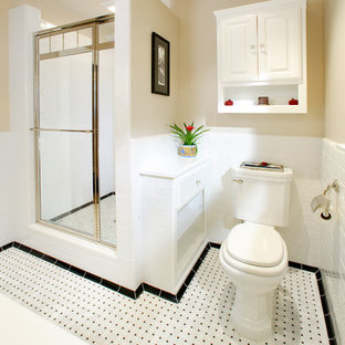 Foto di una piccola stanza da bagno padronale american style con ante con bugna sagomata, ante bianche, doccia alcova, WC monopezzo, piastrelle bianche, piastrelle diamantate, pareti beige, lavabo a colonna e porta doccia a battente