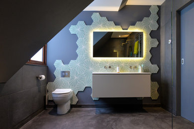 Стильный дизайн: ванная комната среднего размера в современном стиле с серыми фасадами, угловым душем, зеленой плиткой, цементной плиткой, бетонным полом и душевой кабиной - последний тренд