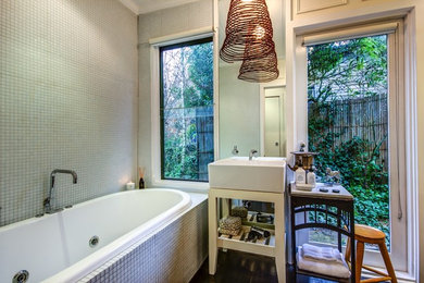 メルボルンにあるエクレクティックスタイルのおしゃれな浴室 (モザイクタイル、ベッセル式洗面器) の写真