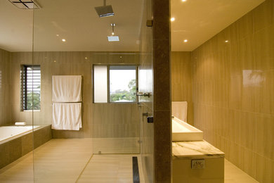 Ejemplo de cuarto de baño costero grande con encimera de mármol, ducha abierta, baldosas y/o azulejos marrones y paredes marrones