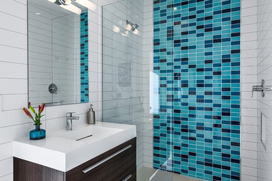 Diseño de cuarto de baño moderno con baldosas y/o azulejos azules y baldosas y/o azulejos de cerámica