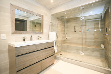 Foto di una grande stanza da bagno minimalista con pareti bianche e parquet scuro