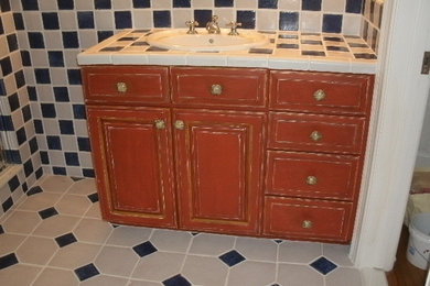 フィラデルフィアにあるおしゃれな浴室 (ヴィンテージ仕上げキャビネット、タイルの洗面台、マルチカラーのタイル、マルチカラーの壁) の写真