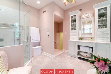 リッチモンドにある高級な広いおしゃれなマスターバスルーム (白いキャビネット、御影石の洗面台、コーナー設置型シャワー、白いタイル、セラミックタイル、ピンクの壁、セラミックタイルの床) の写真