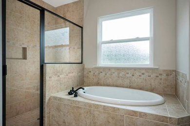 Diseño de cuarto de baño de estilo americano con paredes beige y suelo de baldosas de cerámica