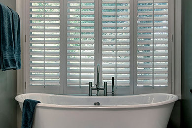 Foto de cuarto de baño principal clásico con bañera exenta, baldosas y/o azulejos beige y paredes beige