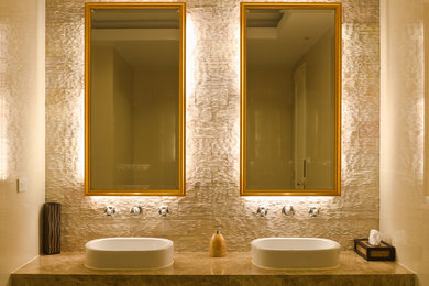 Modern inredning av ett stort beige beige en-suite badrum, med beige skåp, vit kakel, stenkakel, beige väggar, klinkergolv i porslin, bänkskiva i kalksten och brunt golv
