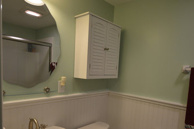 ポートランド(メイン)にあるトラディショナルスタイルのおしゃれな浴室の写真