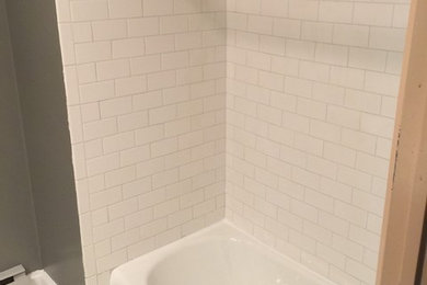 Foto de cuarto de baño moderno de tamaño medio con bañera empotrada, combinación de ducha y bañera y aseo y ducha