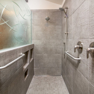 75+ Badezimmer mit grauen Fliesen und Granit-Waschbecken/Waschtisch