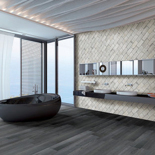 Idee per una grande stanza da bagno padronale contemporanea con nessun'anta, vasca freestanding, piastrelle bianche, piastrelle in gres porcellanato, pareti bianche, pavimento in legno verniciato, lavabo integrato e top in superficie solida